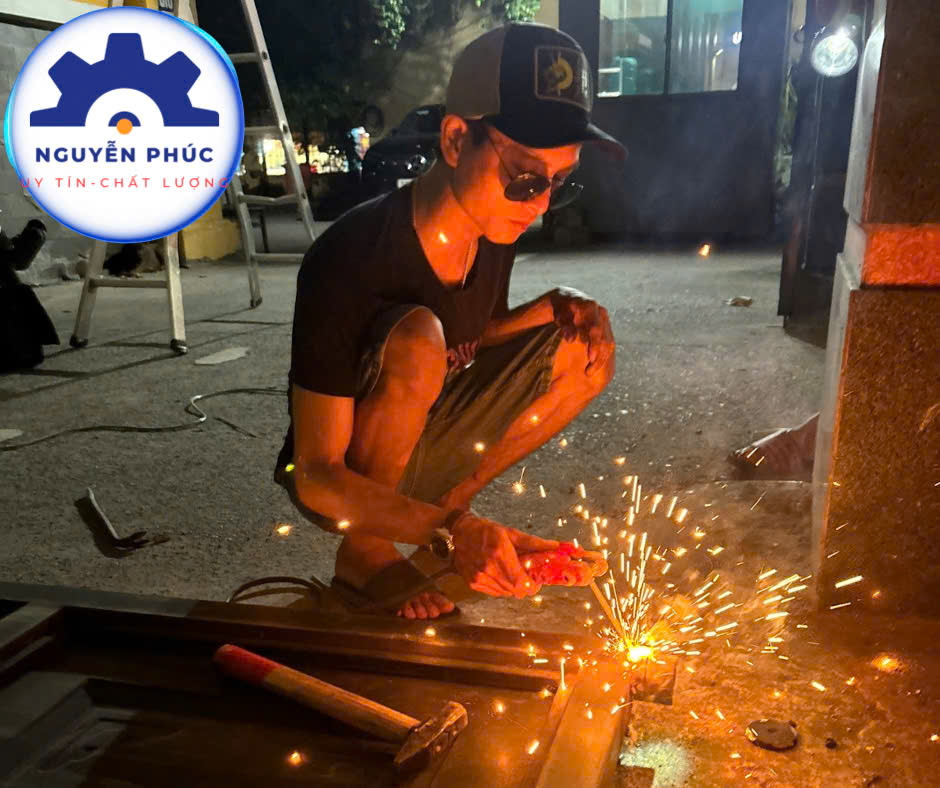 sửa cửa sắt