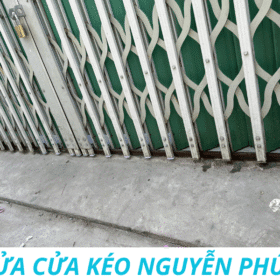 Thợ sửa cửa sắt bị xệ tại nhà, gia cố bản lề và chỉnh khung cửa chắc chắn