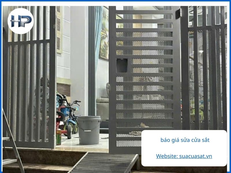 Thợ sửa cửa sắt bị xệ gần đây đang kiểm tra bản lề và khung cửa