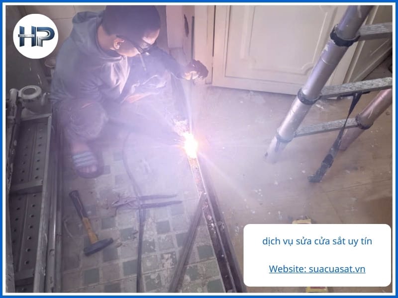 Sửa cửa sắt bị xệ giá rẻ tại TP.HCM, xử lý xệ cánh và kẹt cửa