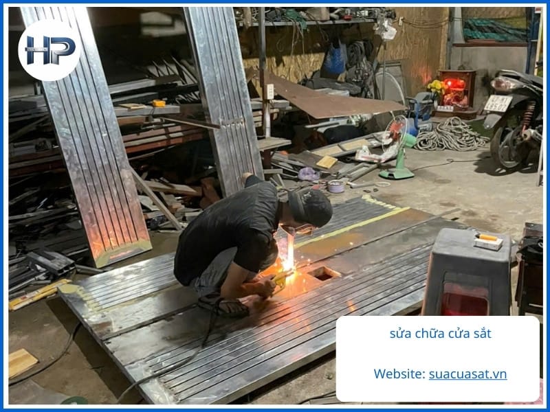 Thợ sửa cửa sắt bị xệ tại nhà, gia cố bản lề và chỉnh khung cửa chắc chắn