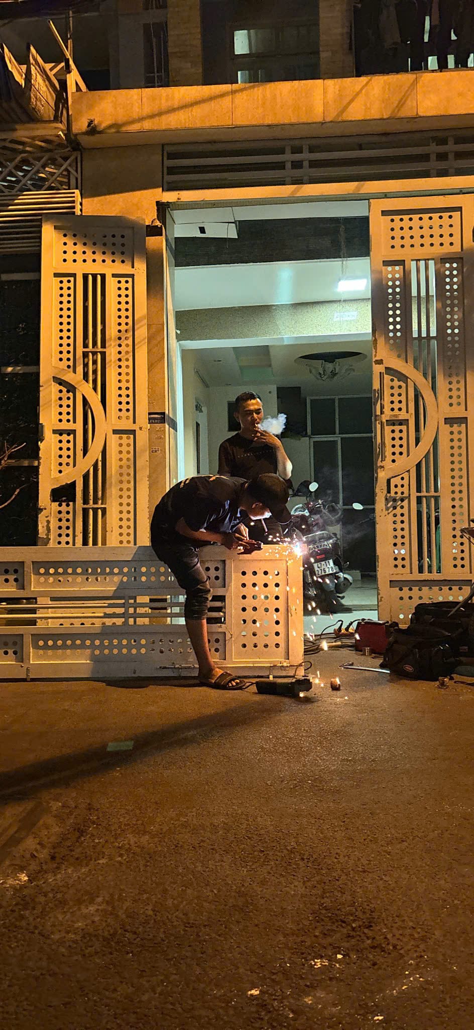sửa cửa sắt quận 3