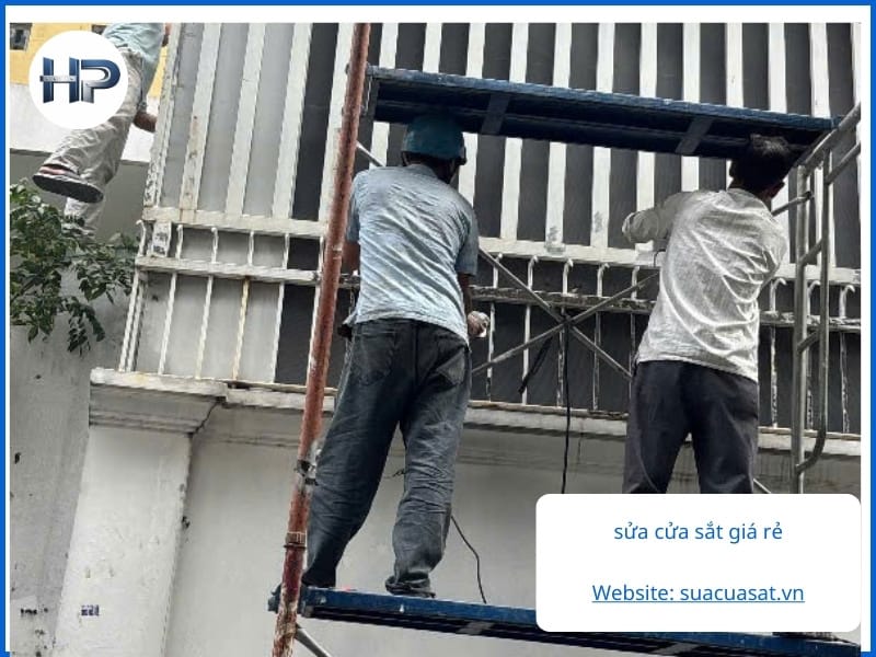 Thay và sửa bản lề cửa sắt bị xệ giúp cửa đóng mở êm ái