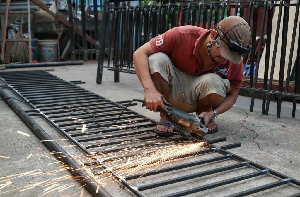sửa bản lề cửa sắt quận 3