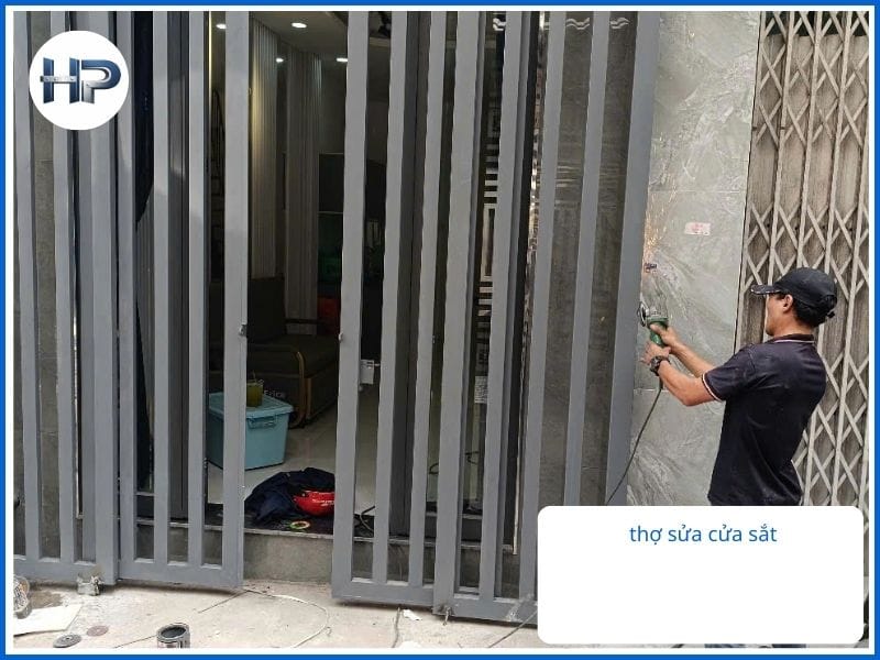 Tại Sao Nên Chọn Dịch Vụ Sửa Cửa Sắt Của Chúng Tôi?

Với tiêu chí "Lấy chữ Tín làm đầu", dịch vụ của chúng tôi mang lại sự yên tâm tuyệt đối:

Chuyên môn cao: Thợ lành nghề, xử lý đúng bệnh, không bày vẽ.
Tốc độ: Có mặt ngay khi khách hàng cần, giải quyết dứt điểm trong ngày.
Trang thiết bị: Máy hàn, máy cắt hiện đại, hạn chế tiếng ồn và bụi bẩn cho gia chủ.
Hậu mãi: Chế độ bảo hành dài hạn, hỗ trợ nhiệt tình sau sửa chữa.

Hành động ngay: Đừng để cánh cửa hỏng làm phiền lòng bạn thêm một phút nào nữa!

GỌI NGAY HOTLINE: [Số điện thoại của bạn] để nhận ưu đãi giảm 10% cho khách hàng gọi lần đầu.