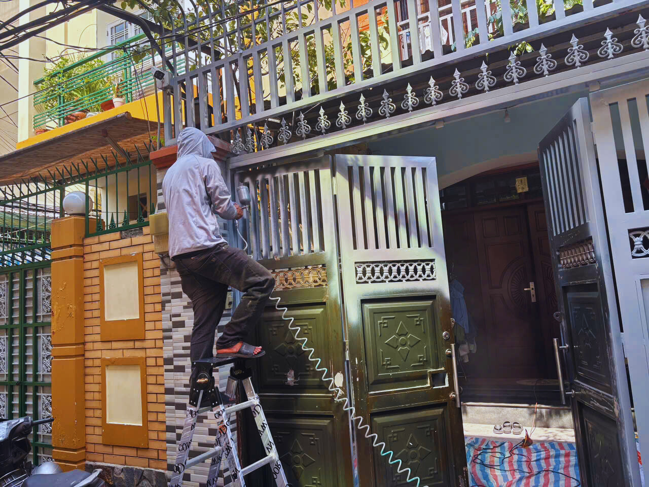 sơn cửa sắt tại nhà