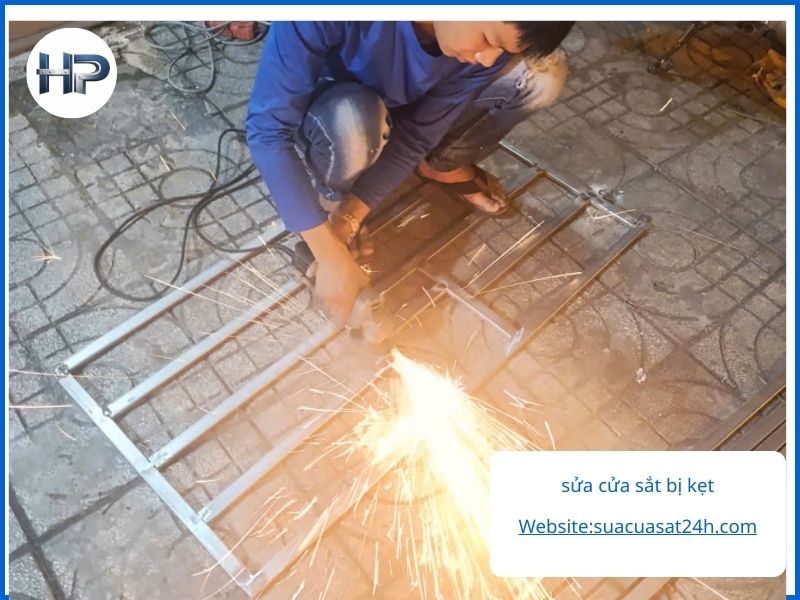Gọi ngay sửa cửa sắt Tân Phú của Nguyễn Phúc
