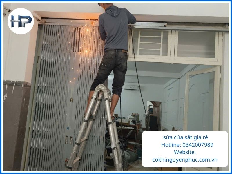 Quy trình làm việc chuyên nghiệp của thợ sửa cửa sắt Tân Bình