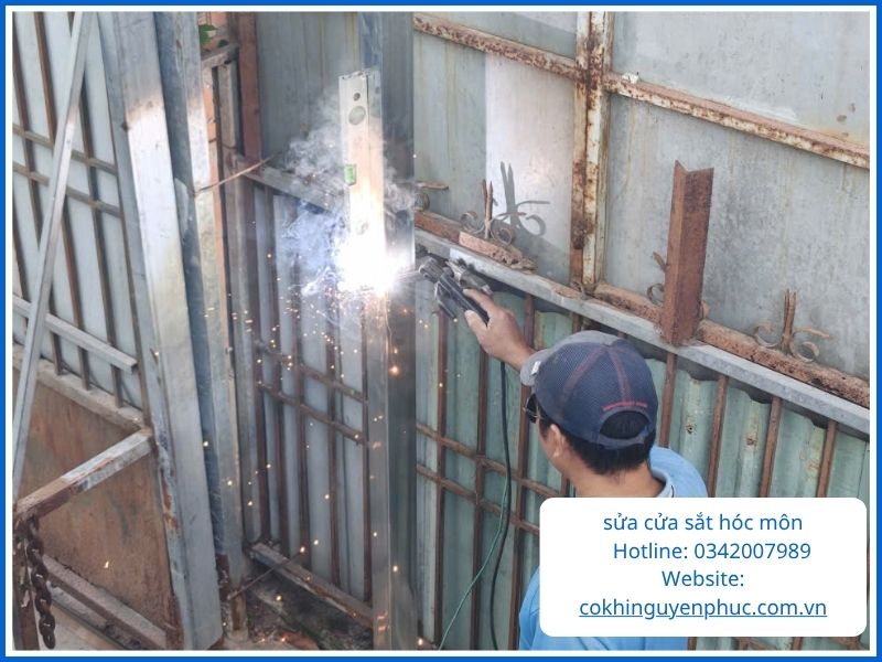 Sửa Cửa Sắt Hóc Môn: Dịch Vụ Chuyên Nghiệp, Giá Rẻ, Có Mặt Ngay 15 Phút