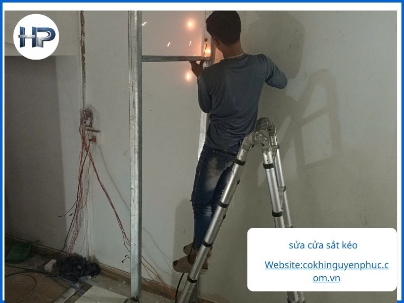 Lý Do Nên Chọn Thợ Sửa Cửa Sắt Tân Phú Của Nguyễn Phúc