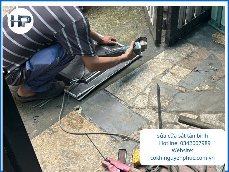Sửa Cửa Sắt Tân Bình: Dịch Vụ Tại Nhà Uy Tín, Thợ Giỏi Có Mặt Ngay