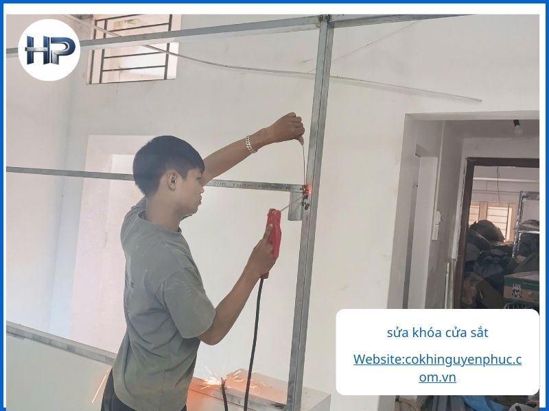 Dịch Vụ Sửa Cửa Sắt Tại Nhà Tân Phú Của Cơ Khí Nguyễn Phúc