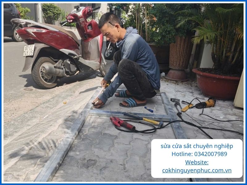 Liên hệ ngay thợ sửa cửa sắt Bình Thạnh uy tín