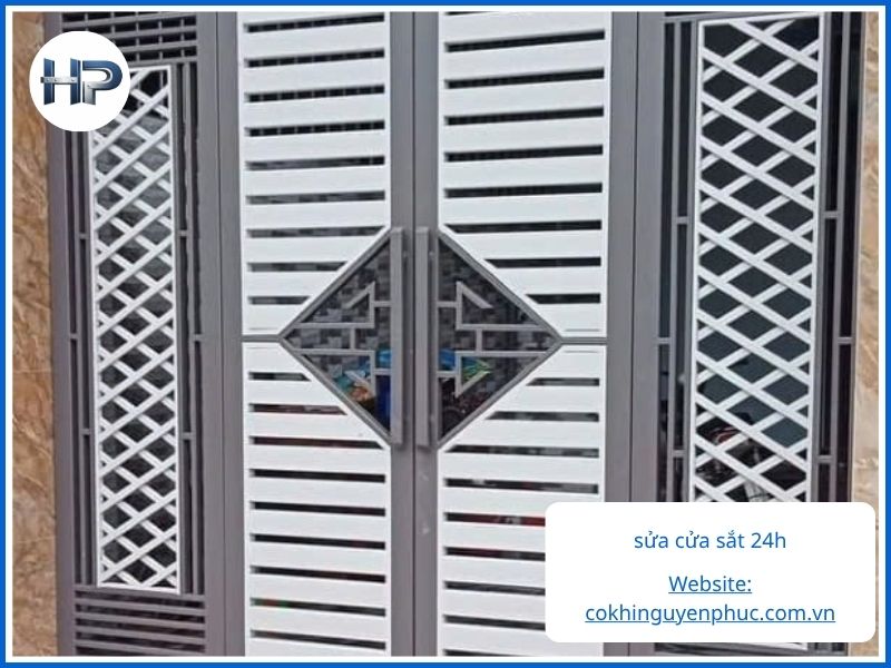 Sửa cửa sắt Quận 5 giá rẻ, bảo hành dài hạn tại Cơ Khí Nguyễn Phúc