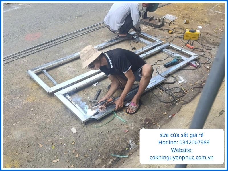 Dịch vụ sửa cửa sắt tại nhà Quận 5 của Cơ Khí Nguyễn Phúc