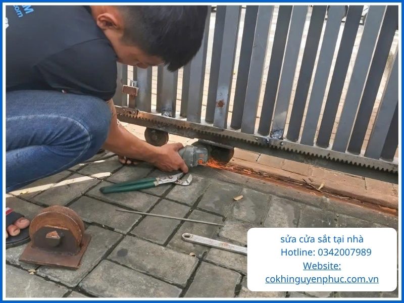 Quy trình làm việc chuyên nghiệp của thợ sửa cửa sắt Quận 8