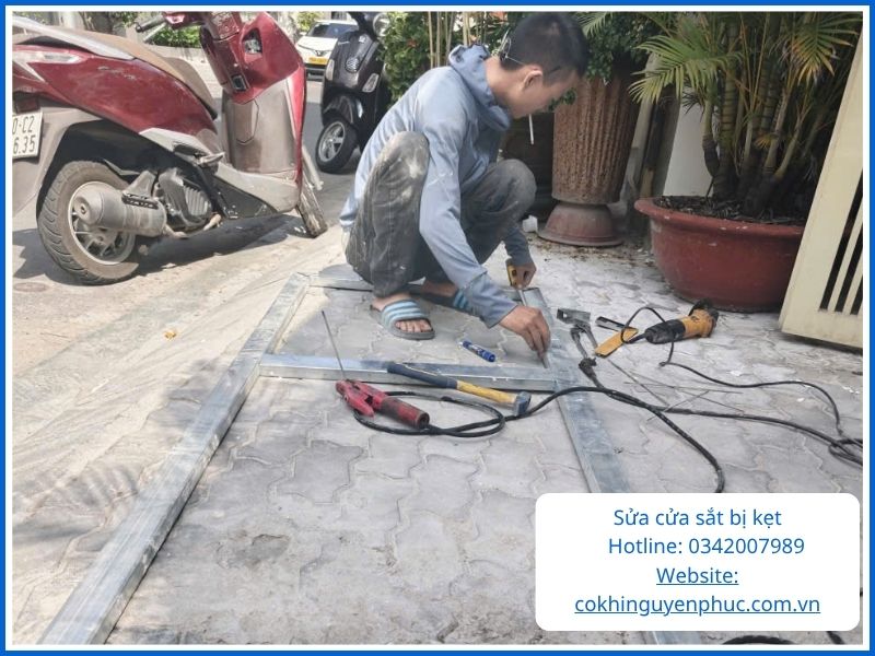 Tại sao cần gọi dịch vụ sửa cửa sắt Quận 10 ngay khi có sự cố