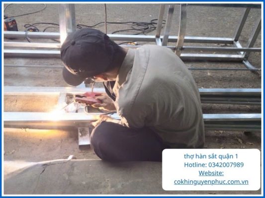 Thợ Hàn Sắt Quận 1 Giá Rẻ: Sửa Chữa Cửa Sắt, Khung Inox Tại Nhà 24/24