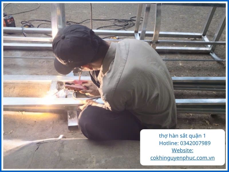 Thợ Hàn Sắt Quận 1 Giá Rẻ: Sửa Chữa Cửa Sắt, Khung Inox Tại Nhà 24/24