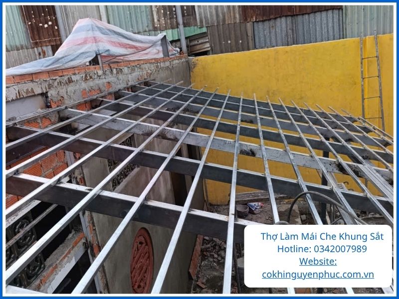 Thợ Làm Mái Che Khung Sắt Và Gia Có Khung Sắt Tận Nơi Bền Bỉ Trước Mùa Mưa