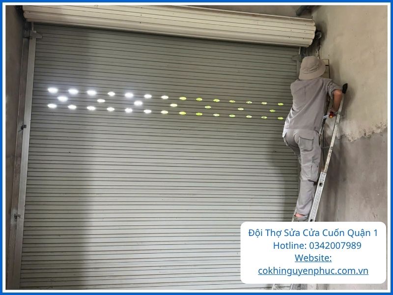 Liên Hệ Ngay Đội Thợ Sửa Cửa Cuốn Quận 1